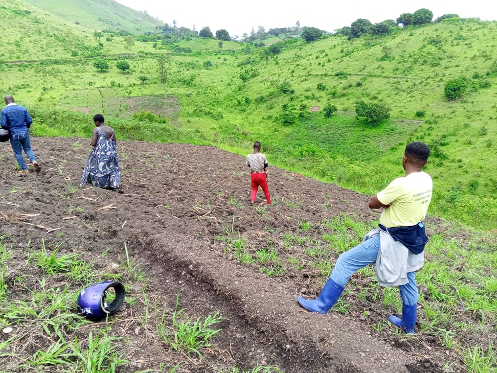 OfficielPSVS's tweet photo. Sur la colline de KARAGUZA dans le village de MUGOGO le traçage des courbes de niveau et la cartographie des collines se poursuivent sous la supervision du Chef de projet ainsi que le Superviseur de l'approche GIRE 
#TRide #SudKivu #Uvira #PSVSRDC https://t.co/GXX8bMI9Zh