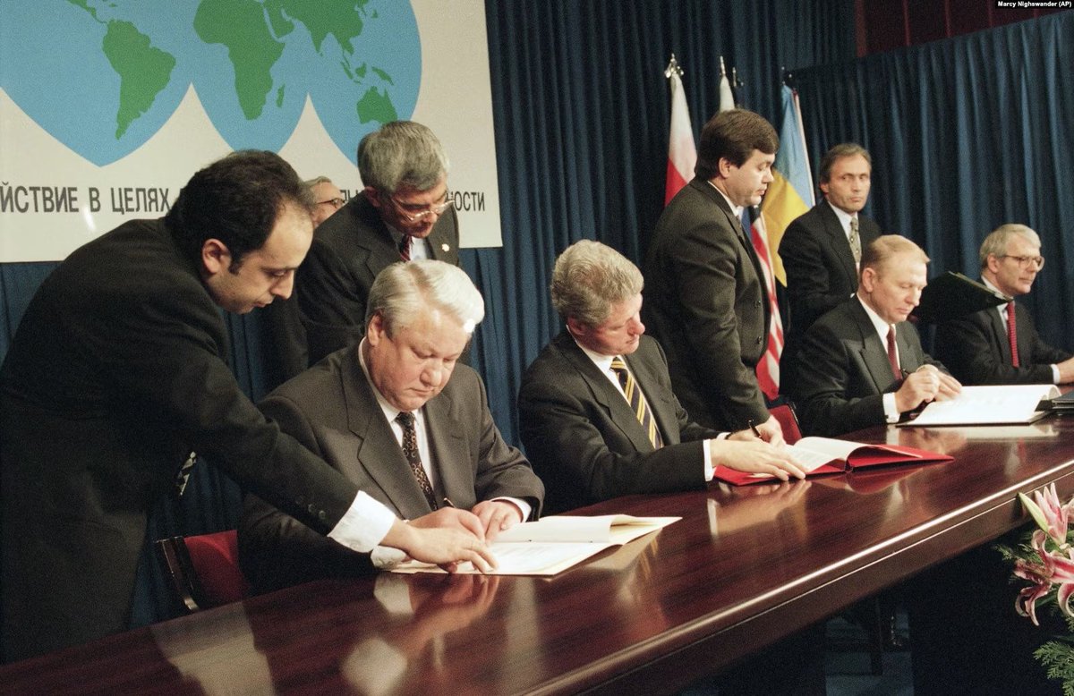 Euan_MacDonald's tweet photo. Remember, remember
the fifth of December
and never surrender
your nukes.

OTD in 1994 Ukraine gave up its nukes in exchange for worthless "security assurances" from Russia, US, and UK: Russia began invasion of Ukraine in 2014, occupying Crimea. The West did nothing.
#BudapestMemo https://t.co/VtFzmOdNEC