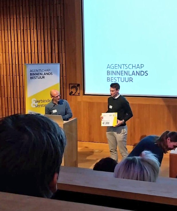 🏆 Mooie erkenning! 🏆 Doctoraatsstudent <a href="/MarechalWard/">Ward</a>  (onderzoeksgroep Gaspar <a href="/ugent/">UGent</a>) won gisteren de ‘Scriptieprijs Binnenlands Bestuur Guido Decoster’ voor de beste masterproef over binnenlands bestuur of lokale democratie. Proficiat Ward!