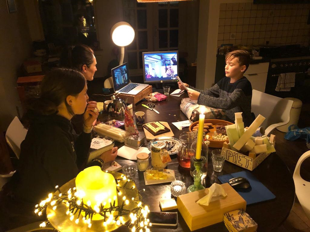 Pakjesavond 2020. Weet je het nog?
Sinterklaas vieren in coronatijd. Iedereen zat thuis en met meerdere beeldschermen - via Zoom - hebben we dat jaar Sinterklaas gevierd  (foto van Anneke van Vliet).