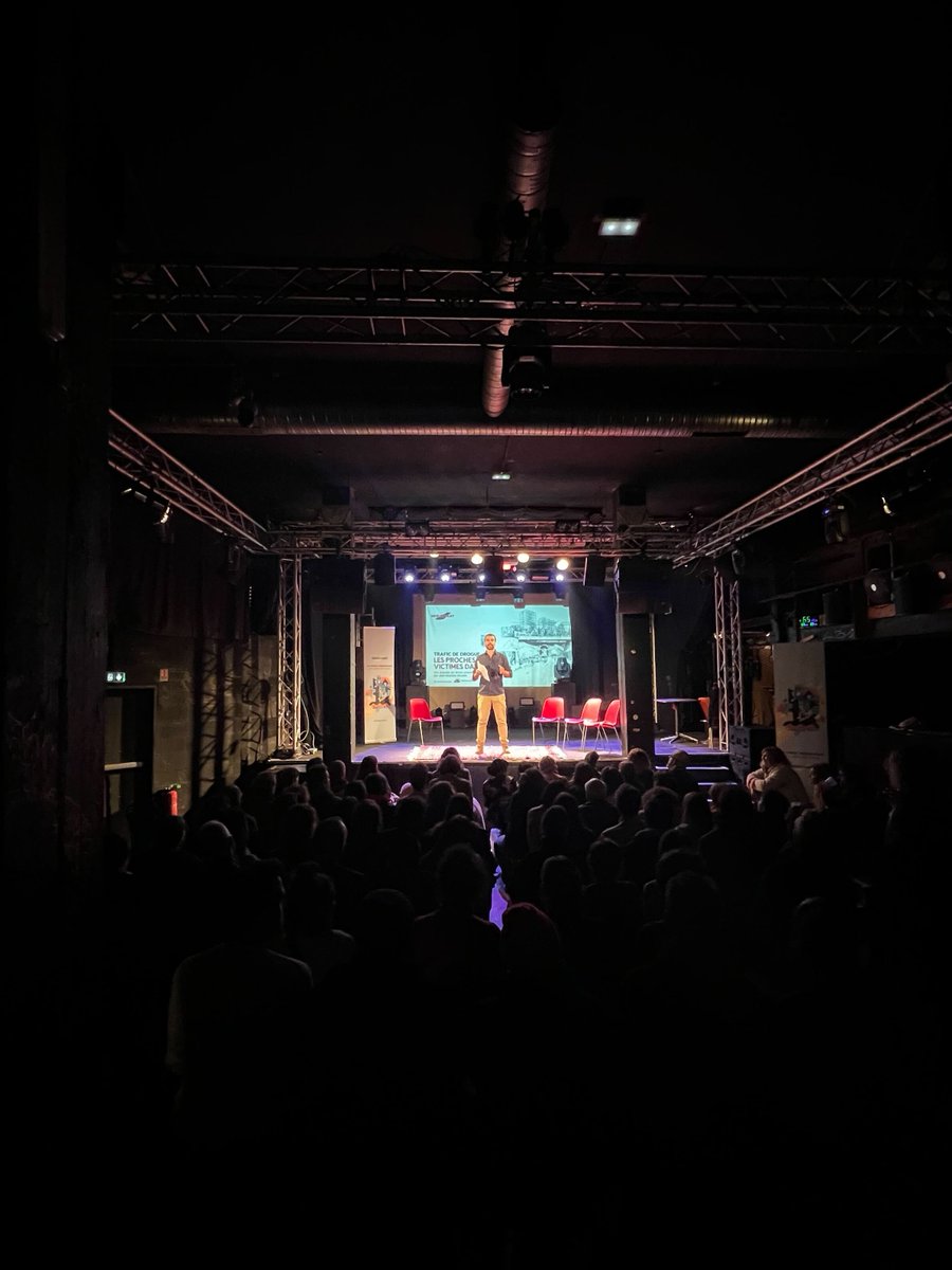 Salle comble hier soir au <a href="/PointEphemere/">Point Éphémère</a>, pour notre "enquête sur scène" sur les familles victimes du trafic de #drogue. Avec des témoignages puissants sur scène. Merci à tous pour ce soutien !