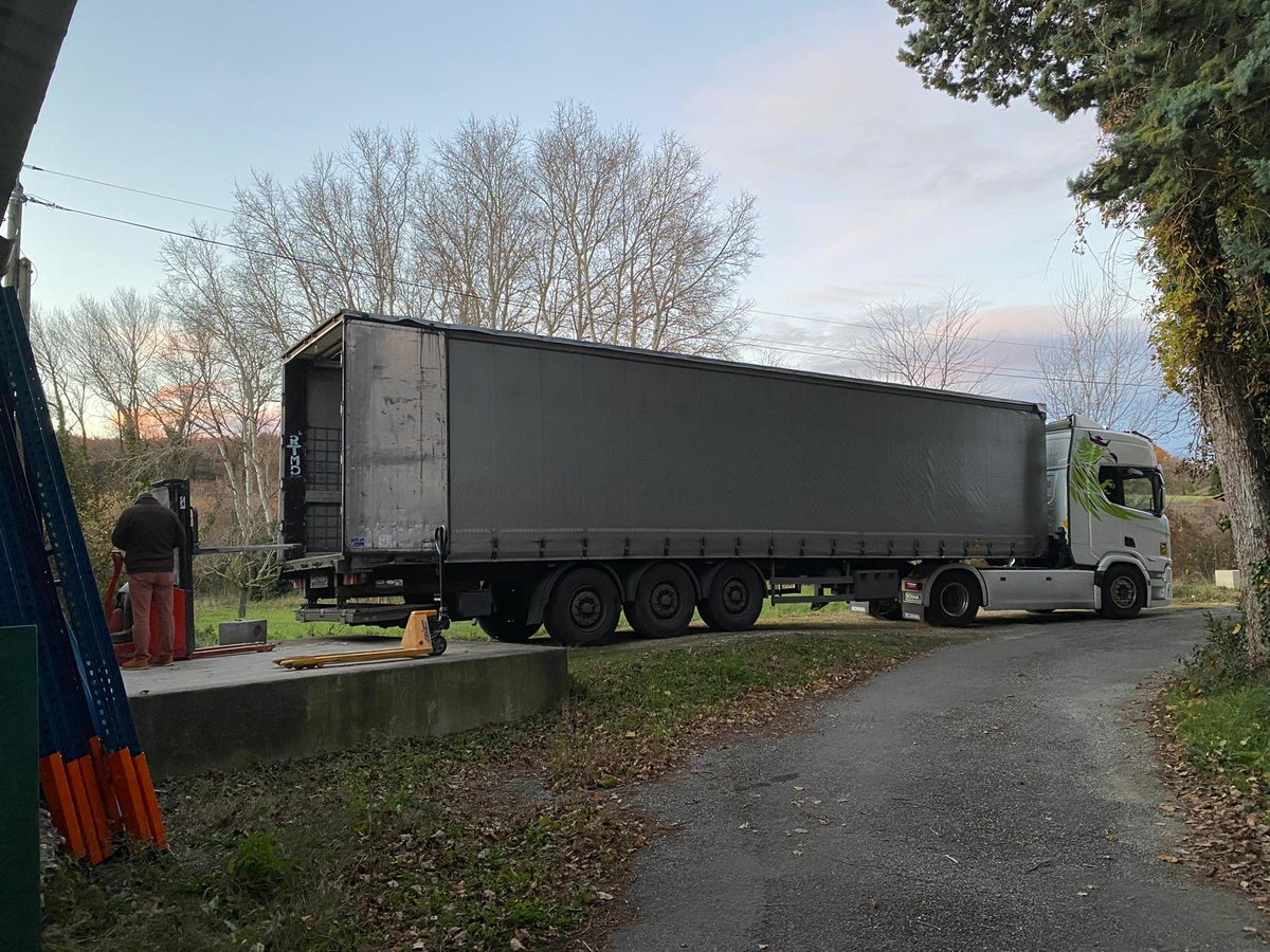 Vous les avez commandées ? Elles sont arrivées !
Retrouvez bientôt nos dernières nouveautés de l'année dans vos boîtes aux lettres 😃
Enfin, dès que les camions seront déchargés et qu'Alex pourra alors commencer à préparer vos commandes 😉