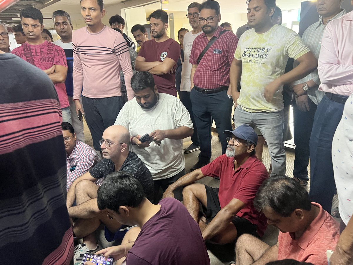 shrutikesh's tweet photo. No water in Lodha Amara Thane due to unequal distribution &amp; faulty system by lodha in different clusters. Cluster 4 protesting for same and literally living on tankers .@LodhaAmara @MPLodha @SanjayKelkar_ @LODHA @TMCaTweetAway   @BJPthanesocial @BJP4Maharashtra @kolshetforum https://t.co/phshkXPyXJ