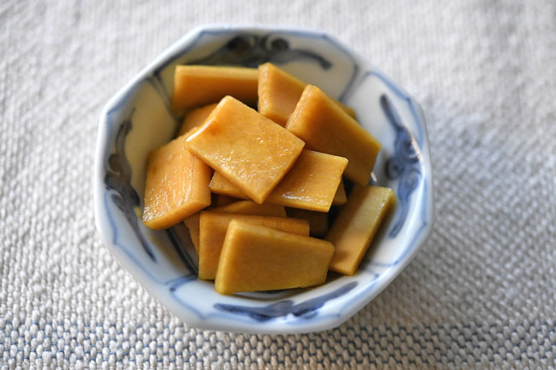 sirogohan_com's tweet image. 超簡単な漬物の作り方！
※1リポストにつき30円が国連WFPに寄付されます

昨日ふろふき大根を作った時についでに皮を刻み、大根1本分の皮に対して〔醤油大さじ3.5、酢大さじ2.5、砂糖大さじ2、水大さじ1、カレー粉少々〕を混ぜて漬けておきました。 #ごちそうさまチャレンジ 
sirogohan.com/recipe/dkawa/