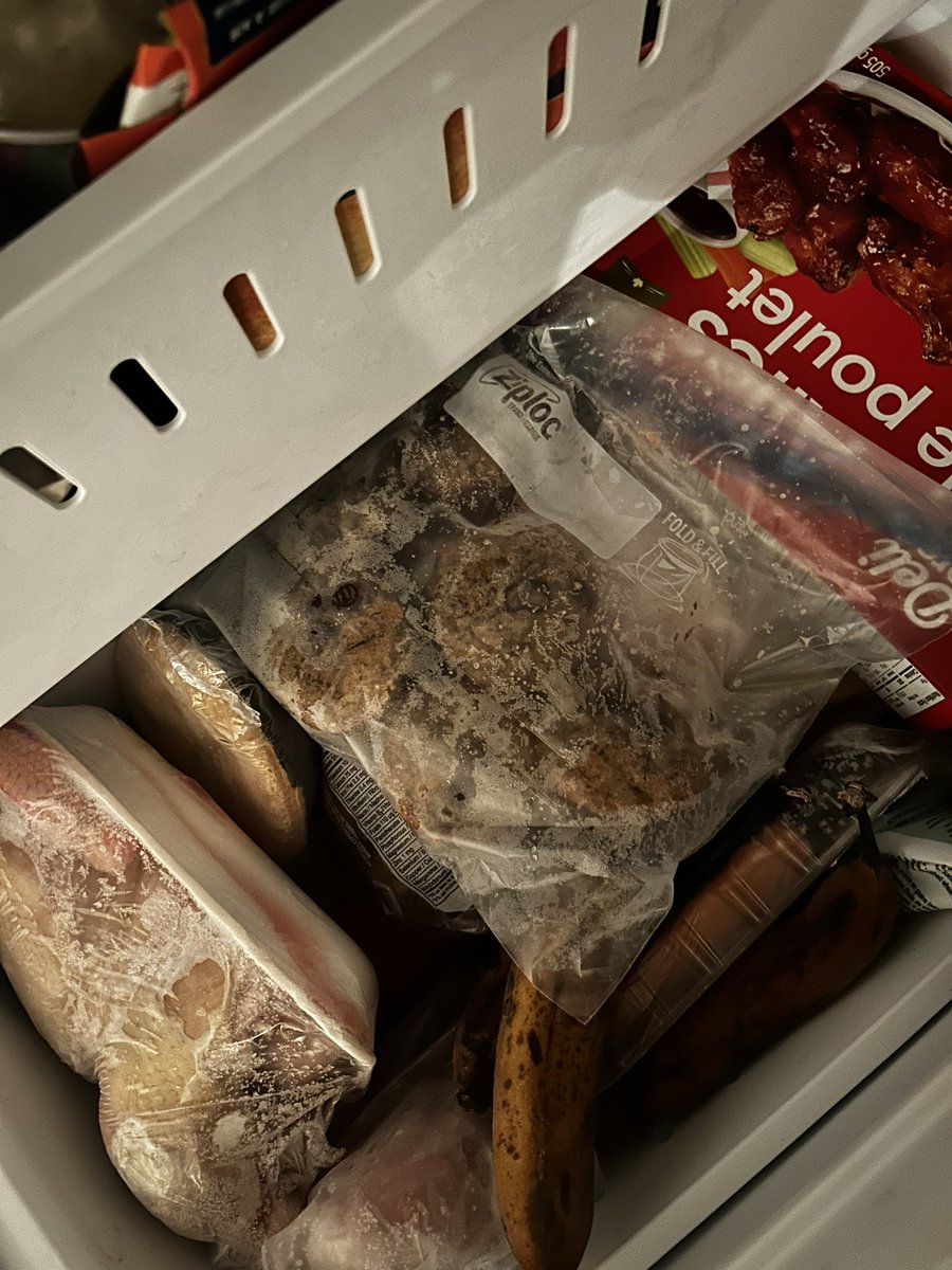 Rachel85525141's tweet photo. Who in the hell put the muffins in the freezer??? https://t.co/t3b1ijUYbU