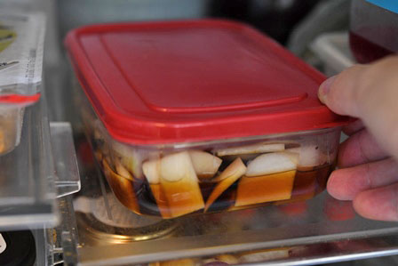 sirogohan_com's tweet image. 超簡単な漬物の作り方！
※1リポストにつき30円が国連WFPに寄付されます

昨日ふろふき大根を作った時についでに皮を刻み、大根1本分の皮に対して〔醤油大さじ3.5、酢大さじ2.5、砂糖大さじ2、水大さじ1、カレー粉少々〕を混ぜて漬けておきました。 #ごちそうさまチャレンジ 
sirogohan.com/recipe/dkawa/