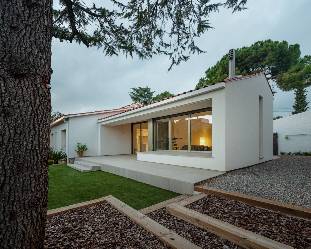 Hispalyt's tweet photo. Ubicada a pocos quilómetros del interior de Barcelona, en un pequeño municipio residencial del Vallés Oriental, se emplaza esta antigua casa de veraneo, rehabilitada por Mogas Arquitectes.

Uno de los aspectos más interesantes de este proyecto es su cubierta inclinada, en la que los materiales tradicionales y la estructura de paredes de carga prexistente, sirvieron de guía para una transformación basada en la continuidad como mecanismo para poner en valor lo existente.

Los planos inclinados de la cubierta, en la que se emplea la #tejacerámica de @TejasBorja, se convierten en uno de los elementos arquitectónicos principales, ya que, además de esculpir el volumen de la ampliación, configuran y definen la calidad espacial del espacio interior. 

El resultado es una cubierta ventilada con salidas de aire en la cumbrera que, además proporciona energía eléctrica a través de paneles fotovoltaicos para alimentar la bomba de calor de aerotermia que calienta el suelo radiante de la casa y a su vez los canalones y las bajantes reconducen al agua de lluvia a un aljibe para el riego del jardín.

Conoce las obras ganadoras y seleccionadas de los Premios 🏆 de Arquitectura de Ladrillo y Teja de Hispalyt 2021-2023 aquí: https://t.co/wubq2tlkLp

📸 Oriol Gómez

#juevesdearquitectura #PremiosArquitecturaHispalyt2023 #PremiosArquitecturaHispalyt #brickawards #bricks #rooftiles #teja #ladrillo #cerámica #arquitectura #PremiosArquitecturaLadrillo #PremioArquitecturaTeja #PremioLadrilloCaraVista #PremioTeja #tuiles #rooftiles #TejasBorja #cubierta #cubiertaceramica #cubiertainclinada