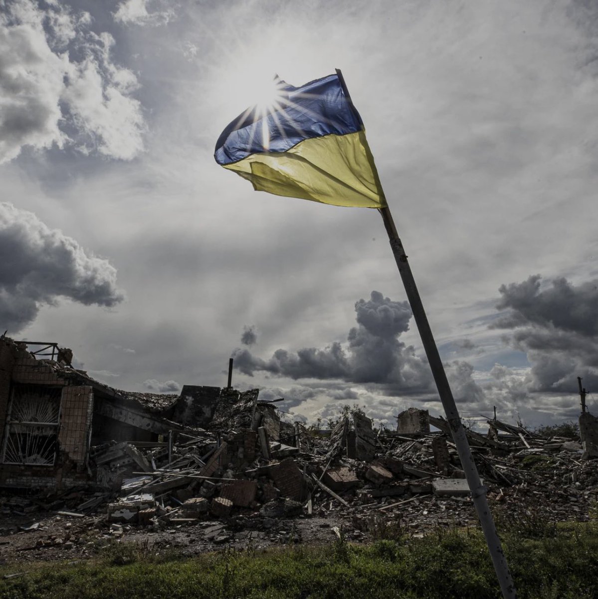 CormacS63's tweet photo. 30 years ago today the seeds of Ukraine’s betrayal were sown

In the interest of peace she was persuaded to give the world’s third largest nuclear arsenal.

In return the Budapest Memorandum, signed by US, UK &amp; Russia, guaranteed her territorial integrity. 

She has been betrayed https://t.co/aWDhni6FQc