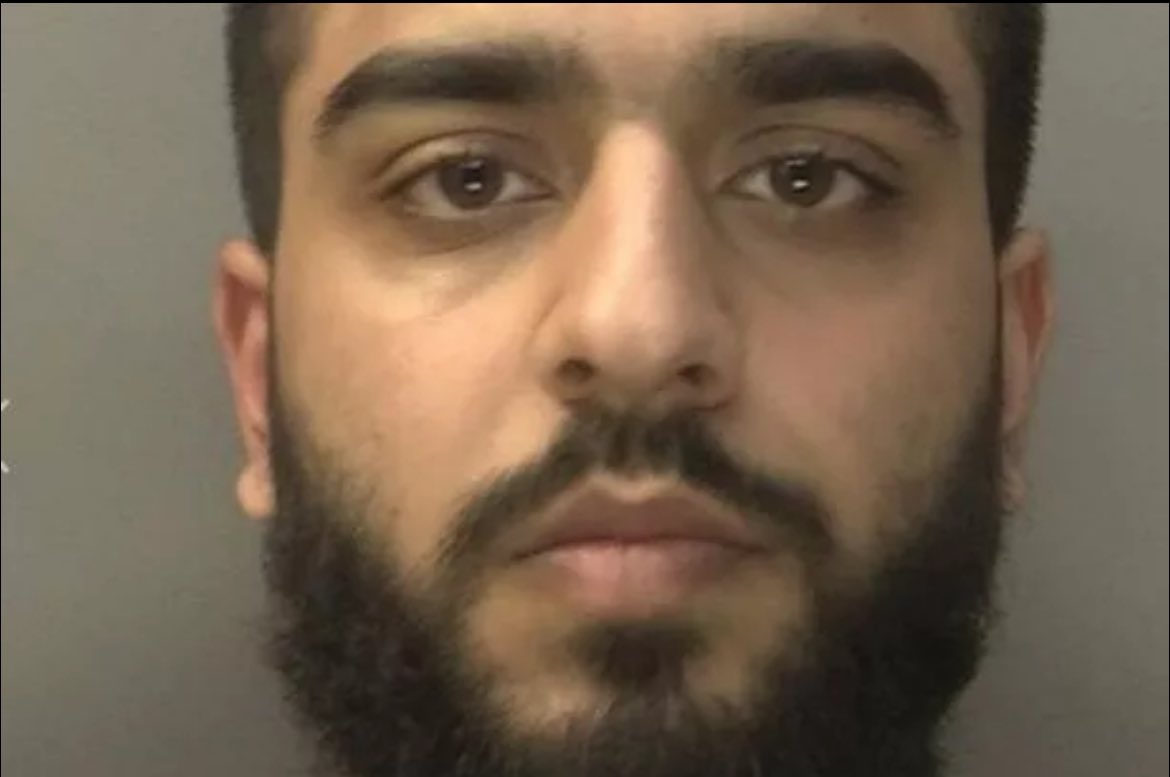 Clauwild1's tweet image. Na foto, o criminoso Mohammed Kasim Khan. Ele é um imigrante islâmico paquistanês de 23 anos que invadiu a casa de uma mulher britânica e a estuprou por 5 horas. Ele fugiu e não foi preso. O crime ocorreu em agosto de 2023.

Não satisfeito com o estupro, o psicopata islâmico…