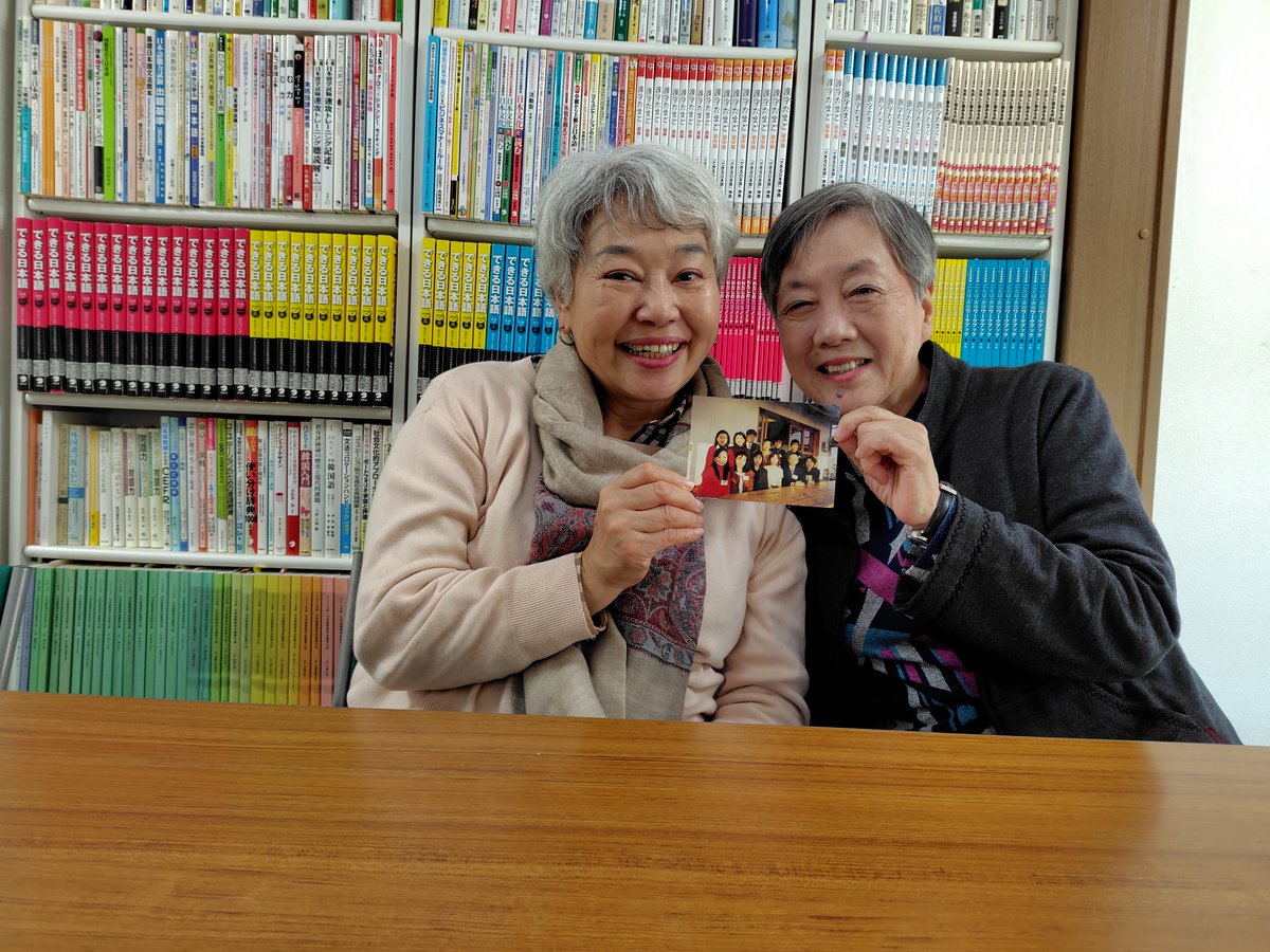 momo20211117's tweet photo. 30年近く前、#ACTFL-OPIのワークショップでご一緒した寺村さんが、当時の集合写真をお土産にアクラスに見えました。懐かしいですね!1月にカンボジアの中学に日本語指導に出かけるとのこと。「ぜひカンボジアの子どもさん達に、日本語学習で将来に夢を!」と思ったのだそうです。 https://t.co/HrVPeq6Yxg
