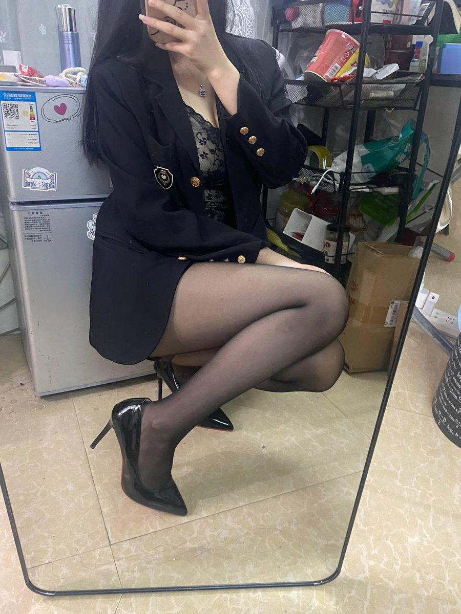 婚后不带娃和老公分居的人妻是最容易出轨的😢
因为婚前是少女，没有婚姻的约束可以放开了玩，但是婚后就是别人的老婆了，道德约束我不能太过于放纵，但是反而激发了想要体验刺激的欲望😔
这样赢还不算出轨吧?只是用脚而已，没有插入哦，老公会理解的吧😝 https://t.co/iBnp6zzZ12