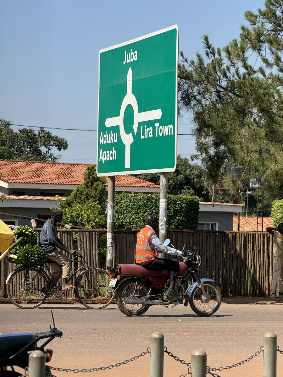 Opiaiya's tweet photo. Meanwhile Lira is a vibe. This is a big agricultural town and one can see it ( fresh fruit stands, grain etc) and feel the wealth of the place. I notice though starting in Busoga the weight per person begins to drop. Is it the diet @Comrade_Otoa @MinofHealthUG @LillianAber https://t.co/ll4A2dywXo
