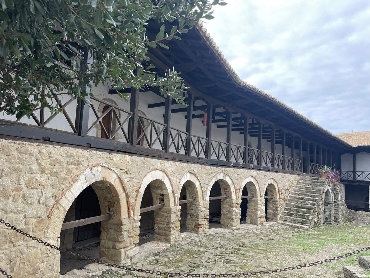 Fatjon_Aliaj's tweet photo. Manastiri i Ardenices, sipas studiuesve fillimet i ka ne shekullin e X-te, ndertuar mbi rrenojat e nje kishe te periudhes bizantine.
Ne kete vend, ne nje kishez me te hershme thuhet se eshte zhvilluar dasma e Skenderbeut me Doniken, por qe asnjehere nuk eshte faktuar. https://t.co/QU0WBYASjU
