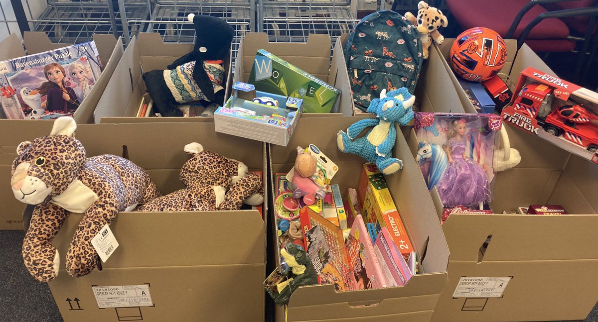 Een week lang hebben collega’s cadeau’s afgeven voor Sintvoorieder1. Deze stichting doneert cadeautjes aan kinderen die opgroeien in (verborgen) armoede in Nederland. Sintvoorieder1 pakte ze in om vandaag 34.000 kinderen blij te maken met een cadeau.🎁