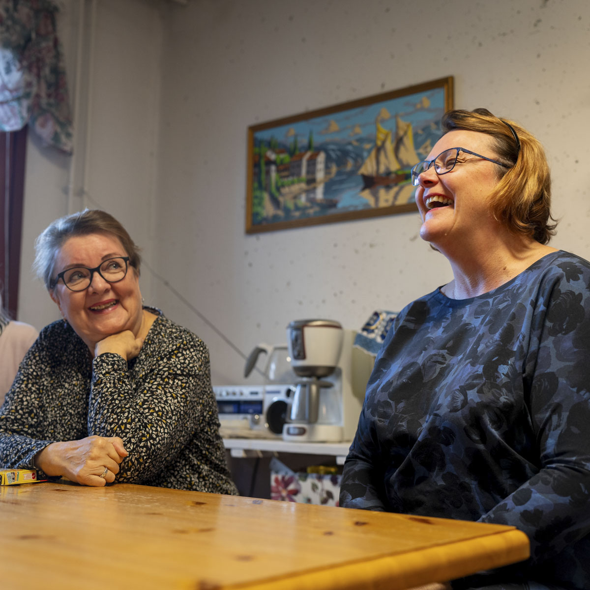 Joulukuun Kiinteistölehti vierailee oululaisessa As Oy Rantatuirassa, jossa kokoontuu asukkaiden yhteinen porinapiiri. Taloyhtiössä on myös kokeiltu tuolijoogaa osana Ikä- ja muistiystävällinen taloyhtiö -hanketta.

Lue lisää ensi viikolla ilmestyvästä lehdestä!

📷 Jaani Föhr