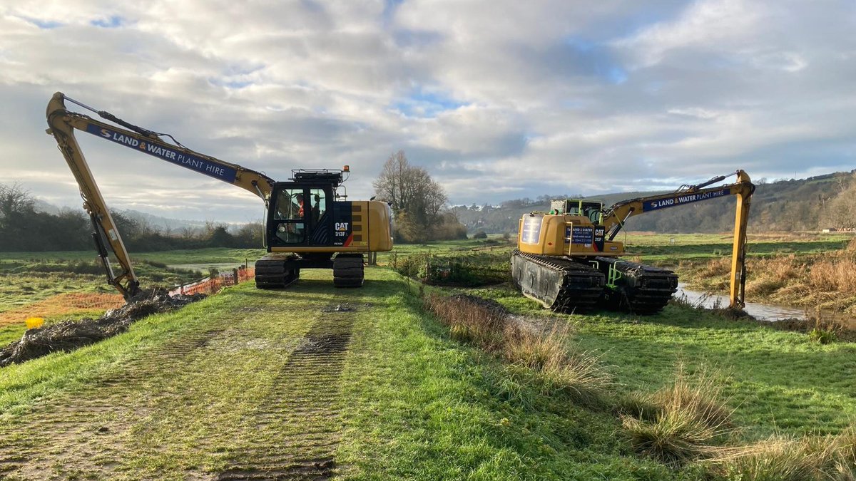 The_WMA's tweet image. The #Pevensey &amp;amp; #Cuckmere Water Level Management Board's Operations Team are carrying out planned #maintenance on the #RiverCuckmere at #Alfriston, focusing on the stretch between White Bridge and Deans Place Hotel (approx. 500m).
We’re removing accumulated silt from the left