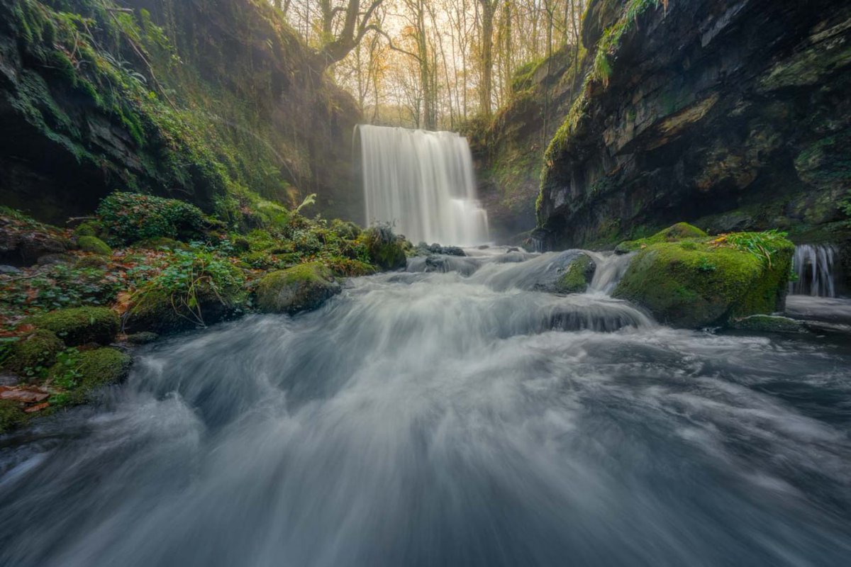DIVCreativo's tweet photo. Disfrutar metido en el agua del sonido atronador por momentos del caudal de una cascada de ensueño O CÓMO SER FELIZ DE LA VIDA. 😍 https://t.co/zy0J7qxra0