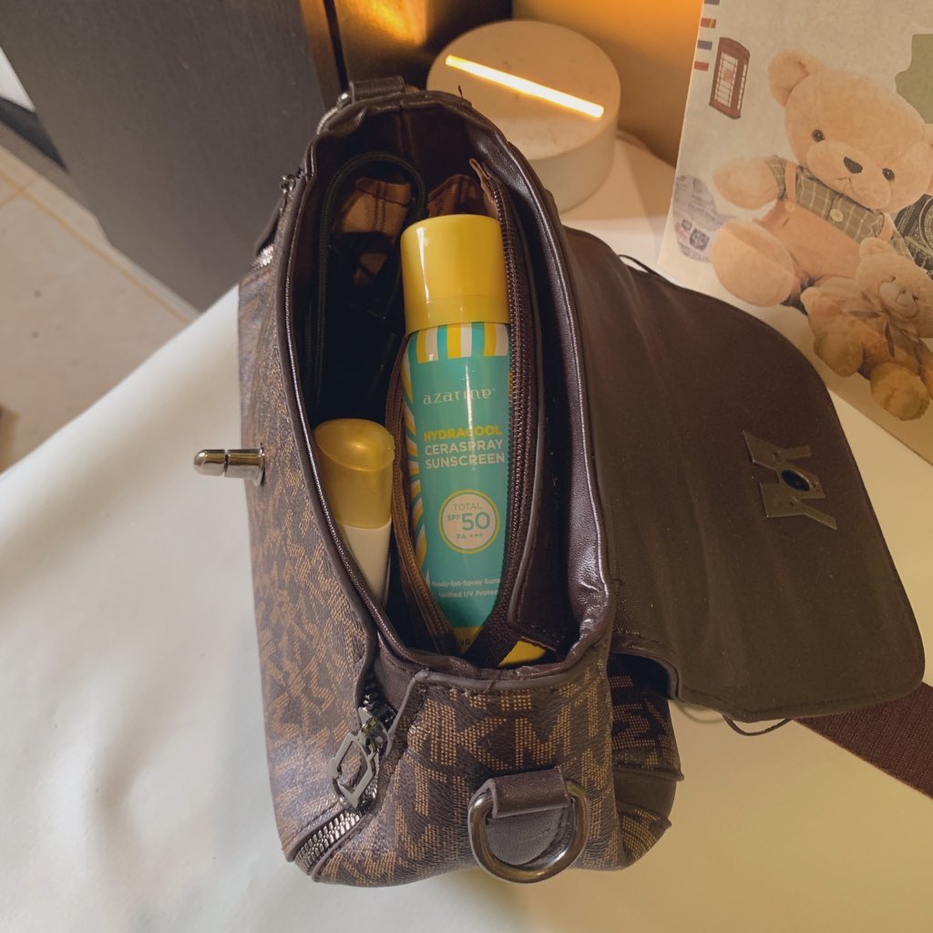 sukashoppingg_'s tweet image. selain praktis dipakenya, ini juga praktis banget buat dibawa kemanapun

fiks liburan akhir tahun wajib banget bawa ini, sangat travel friendly✨

btw sunscreen ini aman buat semua jenis kulit yaa👍

#EffortlessProtection