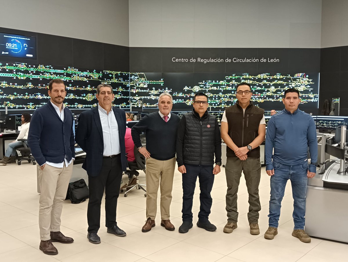 Adif_es's tweet photo. 👨🏼‍🏫🚦Nuestros CRCs de León, El Berrón, Santander, Zaragoza y Barcelona están acogiendo estos días a responsables de Circulación del Tren Maya, la infraestructura ferroviaria más importante de México, en un proyecto de #formación práctica para la Gestión del Tráfico Ferroviario. https://t.co/RMHBjczkss