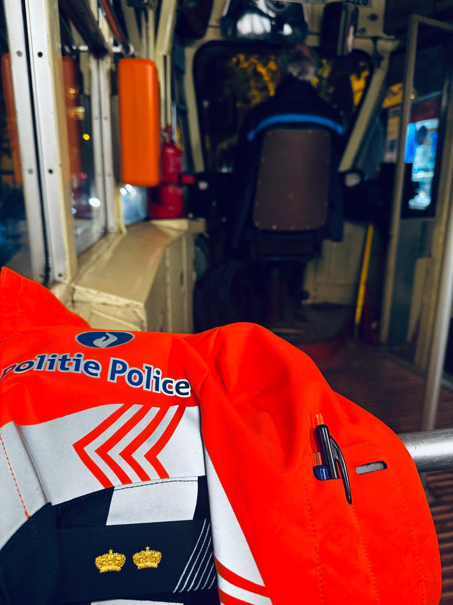 DAVIDSTEVENS83's tweet photo. Hier, j’ai eu l’honneur de représenter @zpz_polbru lors d’un tour en 🚋 @BX1_Actu à travers notre capitale. Vues superbes et échanges inspirants ! Avec Benoit de VIAS, on a parlé qualité de vie et sécurité routière à Bruxelles🤝 https://t.co/EB18L59EfV