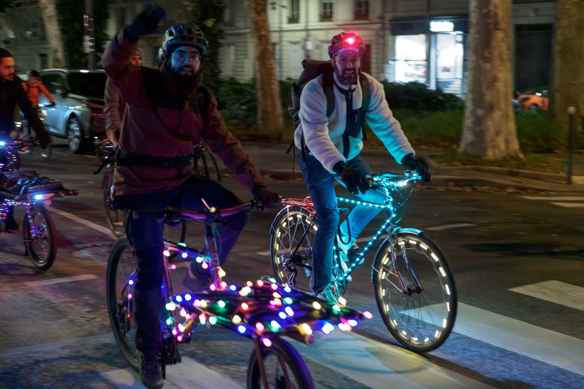 FranoiseCheval9's tweet photo. Véloparade des Lumières organisée par @maisonvelolyon . Toujours aussi lumineuse ! Merci aux bénévoles encadrants et à la police municipale @villedelyon https://t.co/WsyedlMJkL