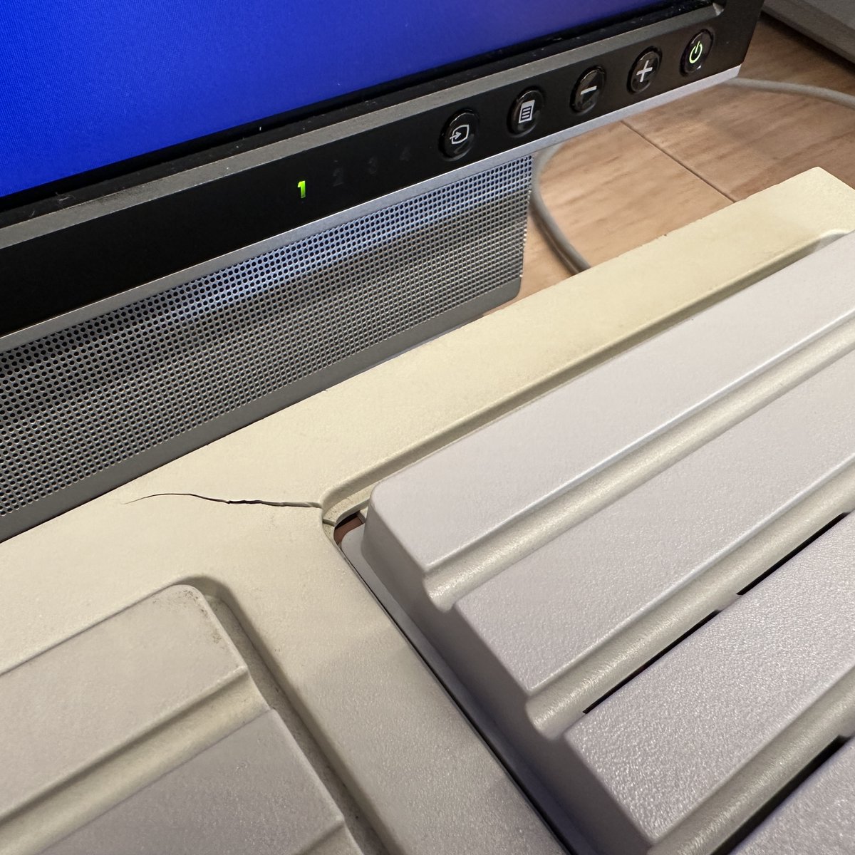 thevintnerd's tweet photo. Bought a thing. Shipping company did their thing. Seller and I worked out things. And now, I own this no-longer-perfect, but still AWESOME, thing. :)
#Atari #TT030 #AtariTT030 #32Bit #AtariST #VintageComputing #RetroComputers #WallOfRetro #NerdsOfVintage #TheVintNerd https://t.co/Z7BJi7a0ej