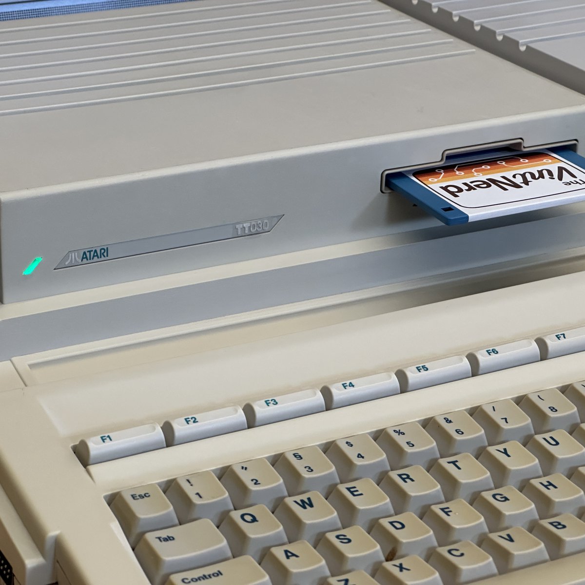 thevintnerd's tweet photo. Bought a thing. Shipping company did their thing. Seller and I worked out things. And now, I own this no-longer-perfect, but still AWESOME, thing. :)
#Atari #TT030 #AtariTT030 #32Bit #AtariST #VintageComputing #RetroComputers #WallOfRetro #NerdsOfVintage #TheVintNerd https://t.co/Z7BJi7a0ej