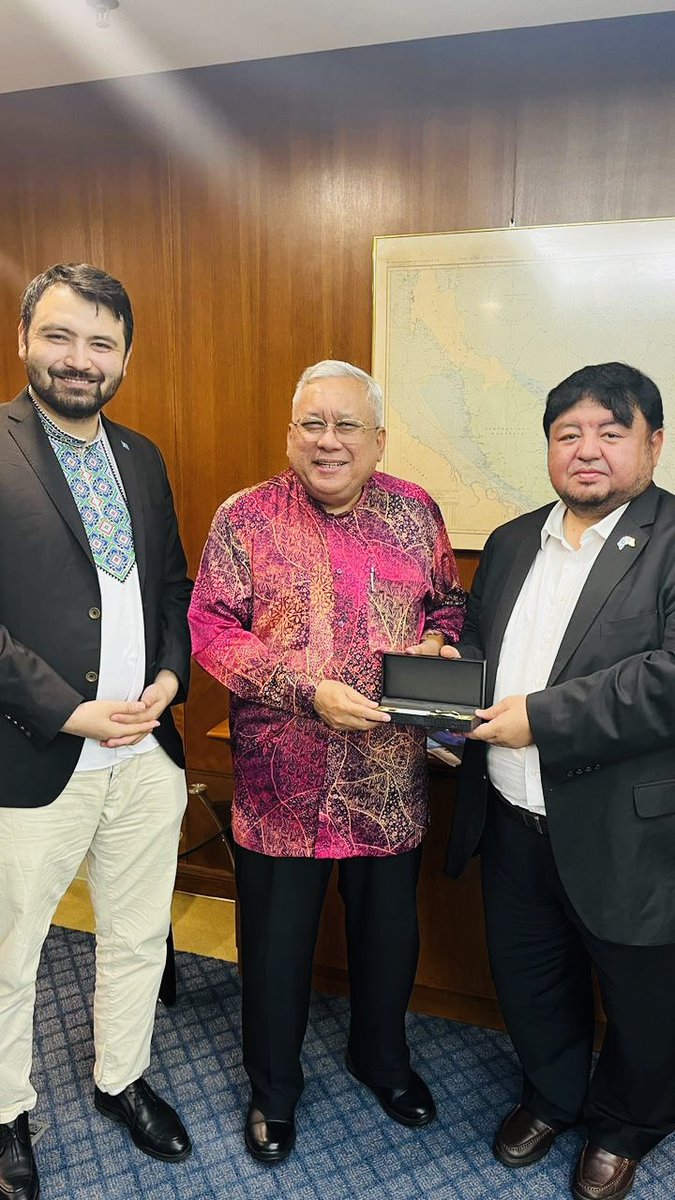 Malezya Dışişleri Bakanı Özel Müşaviri Dato Ahmad Azzam ABDURAHMAN ile makamında ziyaret ettik.
Doğu Türkistan meselesinin Başta malezya olmak üzere islam dünyasının resmi ve gayri resmi forumlarında güçlü bir şekilde gündeme taşınması konusunda fikir alışverişinde bulunduk.