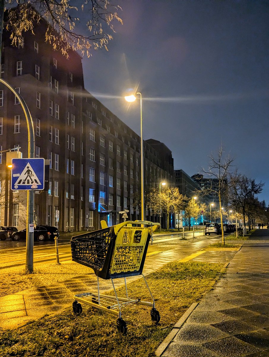 flumpselig's tweet photo. #Einkaufswagenkunst
@Wagerlkunst

#Berlin

... allein, allein https://t.co/GClVd4dVBh