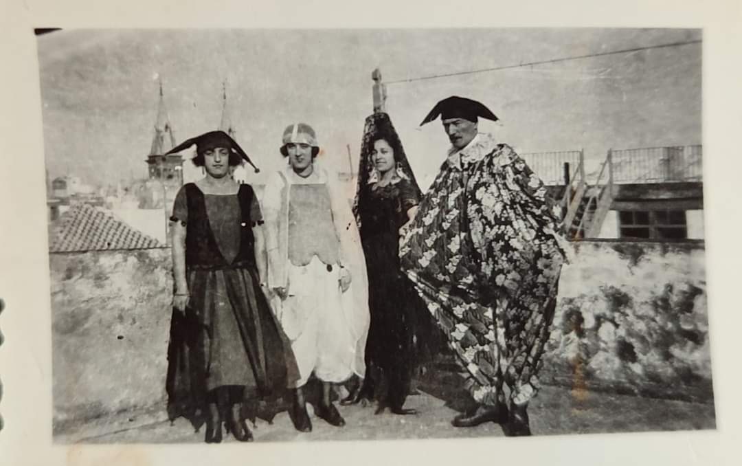 Carvaval, 1919 mi abuela, su hermana y sus padres en la azotea de Plaza Viudas 21. Al fondo las torres de San Antonio.