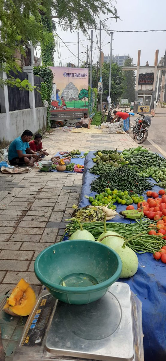bhujabalg's tweet photo. @MahendraBhujab2 @cspanda56 @bmcbbsr @BDA_BBSR No wonder pedestrians are required to  navigate through piles of vegetables and quilt sales!!! Hope the concerned Authorities take note of these unintended activities. https://t.co/EYSaa78eID