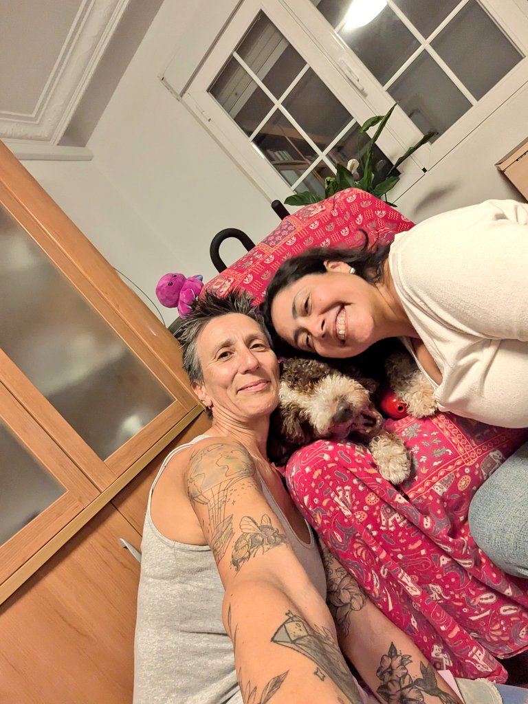 Abrazarte con una persona por primera vez y sentirte llena de felicidad.  Así mi encuentro con mi querida <a href="/azukar04/">Azucena</a>. Después de ocho años de amistad por esta red social ayer nos pudimos ver cara a cara y, uff, cuántos sentimientos 🧡.
Qué bonitos momentos nos da la vida 💜💜💜