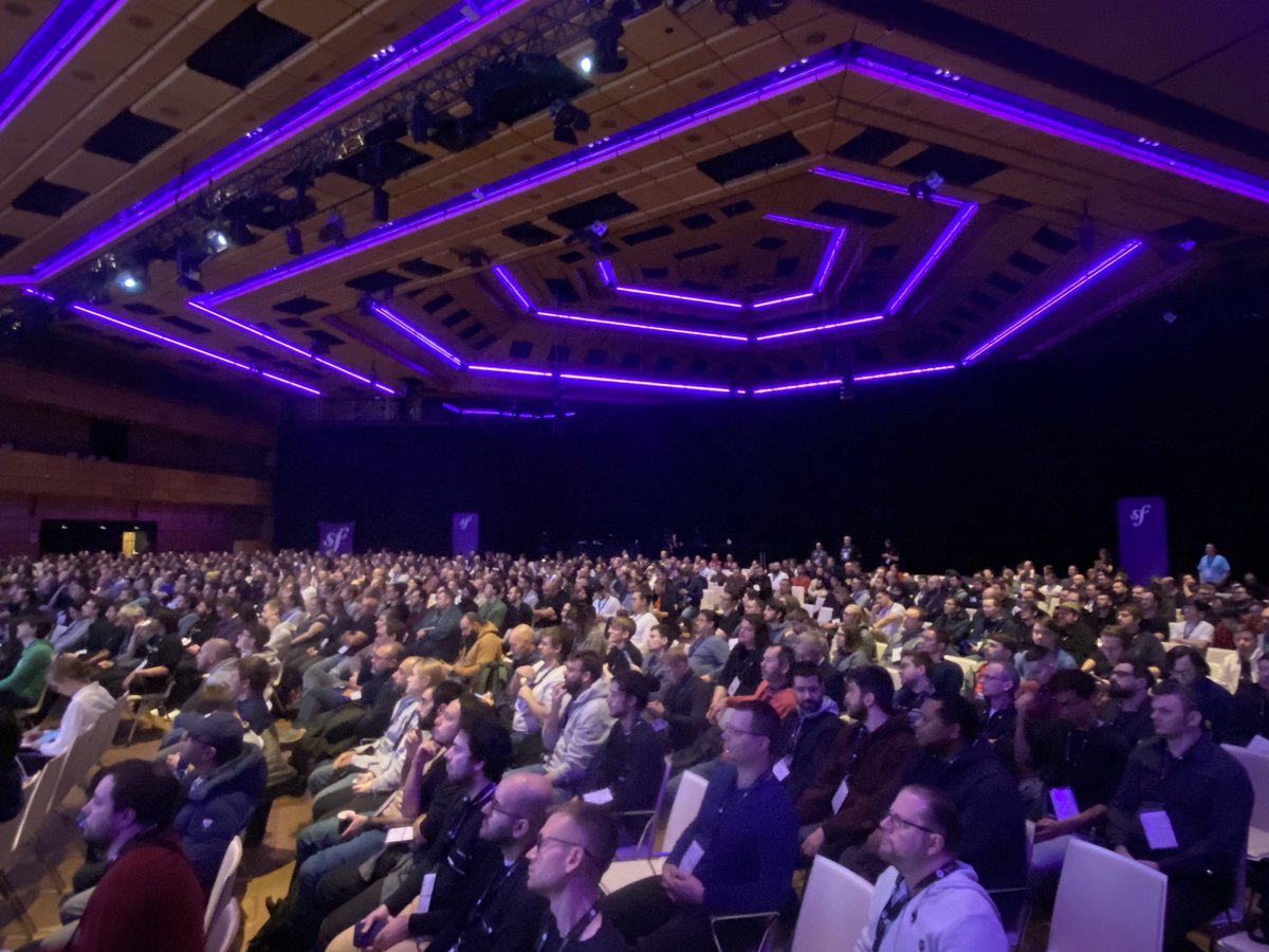dunglas's tweet image. #SymfonyCon is MASSIVE, and people keep flowing from all over.