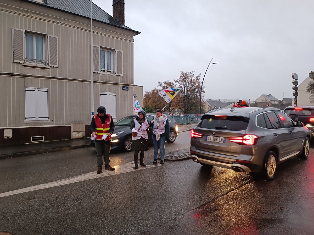 ptitseb27's tweet photo. @27Fsu #greve5decembre tractage matinal pour la défense des services publics. https://t.co/jHpJpQ5yvP