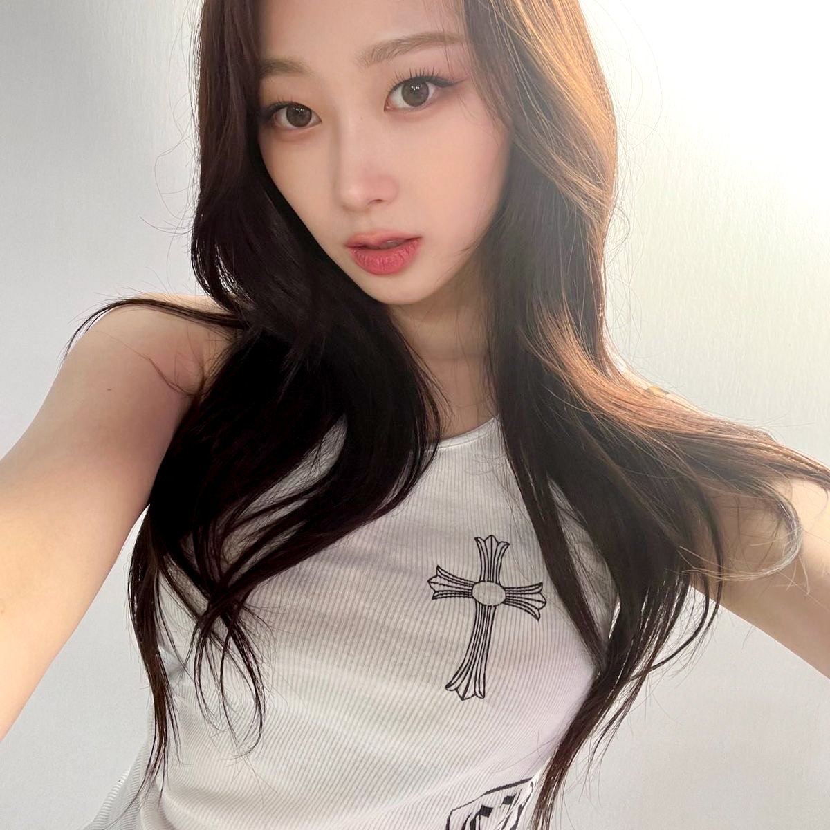 jijelledesu's tweet photo. the idol                                        the photocard https://t.co/hSpfYXmV2c