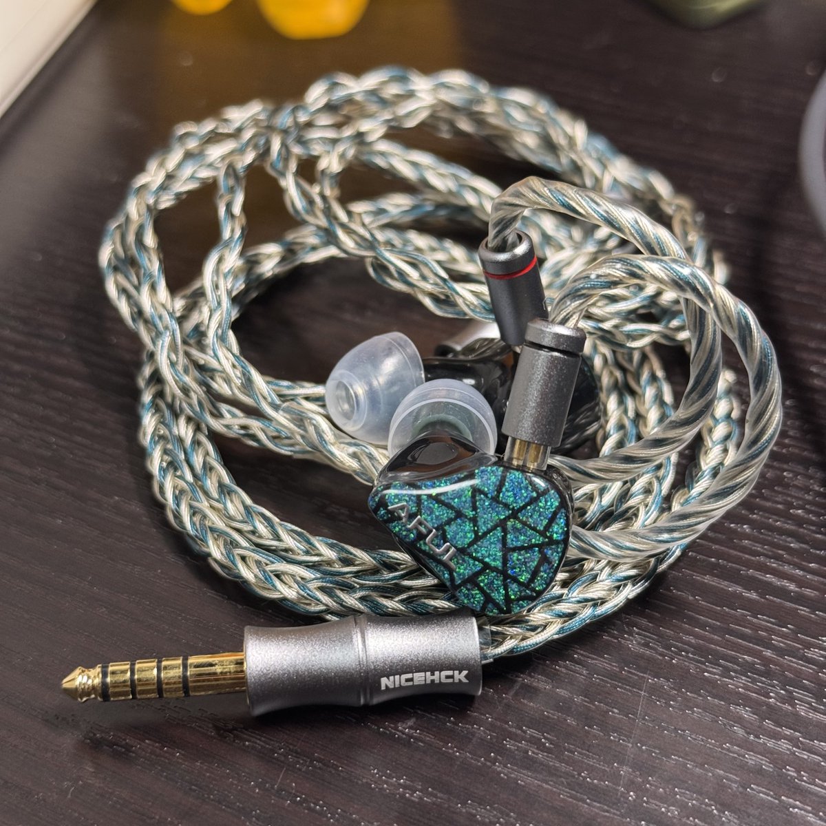 yu_san9051's tweet image. 公式オンラインでやってる限定ケーブル届きました✨

NICEHCK 7ABlue 4.4mm 2Pin

説明にPERFORMER7(5+2)などオススメみたいに書いてあったので合わせてみました❗️

イヤホンの特徴を全体的に伸ばすケーブルで今持ってるケーブルの中で1番合う感じ✨

#有線イヤホン 
#リケーブル 
#NICEHCK 
#AFUL