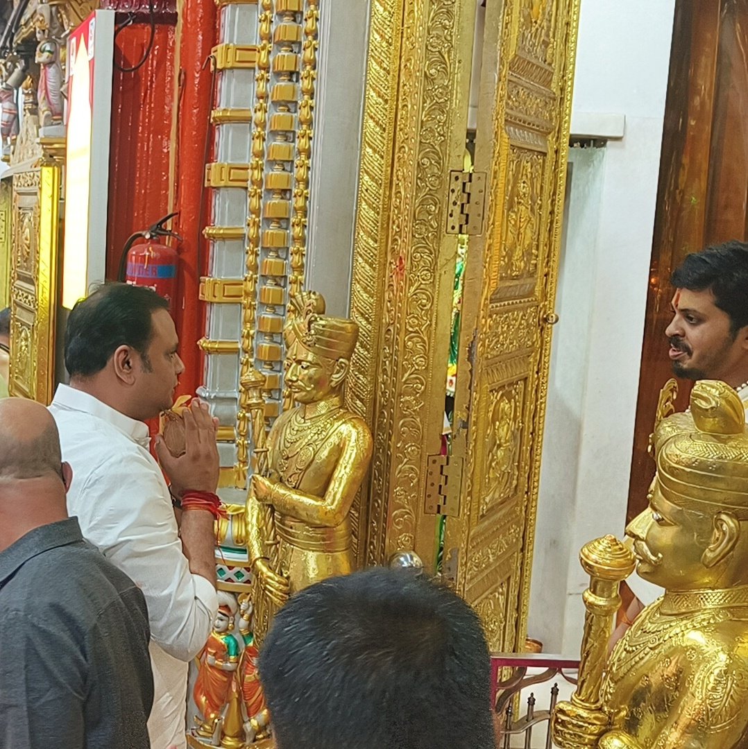 rahulnarwekar's tweet photo. आज माझ्या कुलाबा मतदार संघातील मुंबादेवी माता मंदिर येथे महाराष्ट्र राज्याचे नवनिर्वाचित मुख्यमंत्री सन्माननीय श्री. @Dev_Fadnavis जी, भारतीय जनता पक्ष अध्यक्ष माननीय श्री. @cbawankule आणि महाराष्ट्र राज्याचे ग्रामविकास मंत्री माननीय श्री. @girishdmahajan जी, ह्यांनी भेट दिली आणि दर्शन घेऊन मातेचे शुभाशीर्वाद घेतले.

@narendramodi @JPNadda @AmitShah @Dev_Fadnavis @cbawankule @ShelarAshish @mybmc @BJP4India @BJP4Maharashtra @BJP4Mumbai @bjp4smum @BJPYuvatiColaba

#BringingAChange #RahulNarwekar #mumbai #maharashtra #Colaba #Mumbadevi