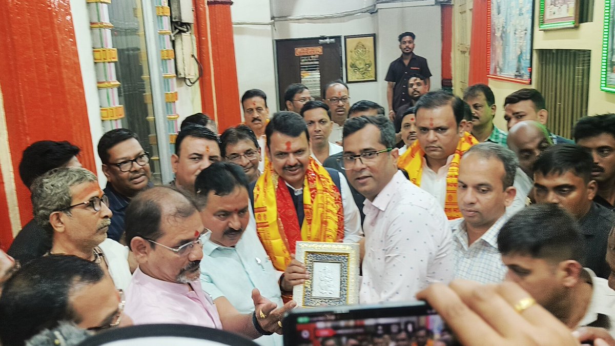 rahulnarwekar's tweet photo. आज माझ्या कुलाबा मतदार संघातील मुंबादेवी माता मंदिर येथे महाराष्ट्र राज्याचे नवनिर्वाचित मुख्यमंत्री सन्माननीय श्री. @Dev_Fadnavis जी, भारतीय जनता पक्ष अध्यक्ष माननीय श्री. @cbawankule आणि महाराष्ट्र राज्याचे ग्रामविकास मंत्री माननीय श्री. @girishdmahajan जी, ह्यांनी भेट दिली आणि दर्शन घेऊन मातेचे शुभाशीर्वाद घेतले.

@narendramodi @JPNadda @AmitShah @Dev_Fadnavis @cbawankule @ShelarAshish @mybmc @BJP4India @BJP4Maharashtra @BJP4Mumbai @bjp4smum @BJPYuvatiColaba

#BringingAChange #RahulNarwekar #mumbai #maharashtra #Colaba #Mumbadevi