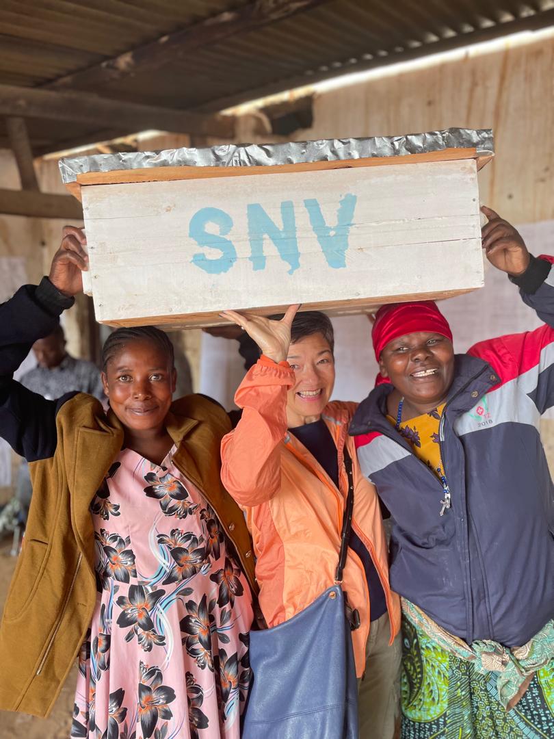 SNV_Tanzania's tweet photo. @SNV_Tanzania had the pleasure to host H.E. Charlotta Ozaki Macias, the @SweAmbTZ who visited the Sustain Eco project, implemented in Rukwa and Katavi regions, funded by @sida. Part of her visit to the project sites included learning about water quality testing, beekeeping... https://t.co/riU1dMQal3