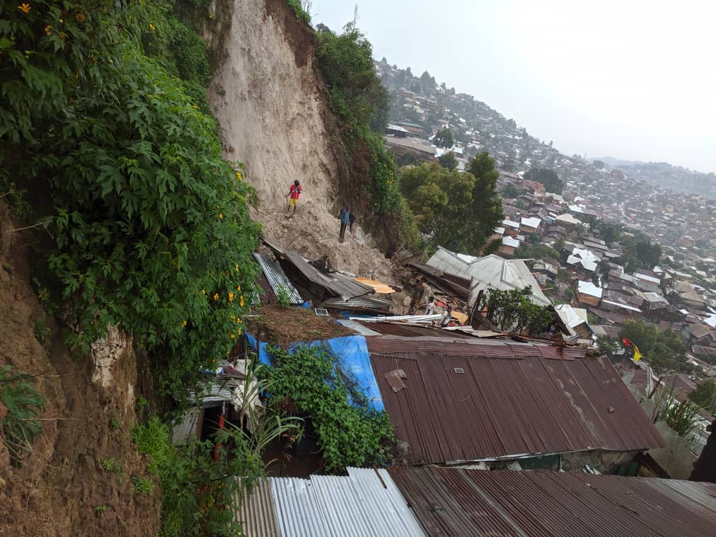 IgnaceBonae's tweet image. #SudKivu : Deux morts à Mudusa (#Kabare) après l’écroulement d’un mur causé par des pluies torrentielles ds la nuit du 4 au 5 déc. Les victimes, une mère et son enfant. Deux blessés graves sont hospitalisés. Des voix appellent au respect des normes urbanistiques. @barhahiga20171