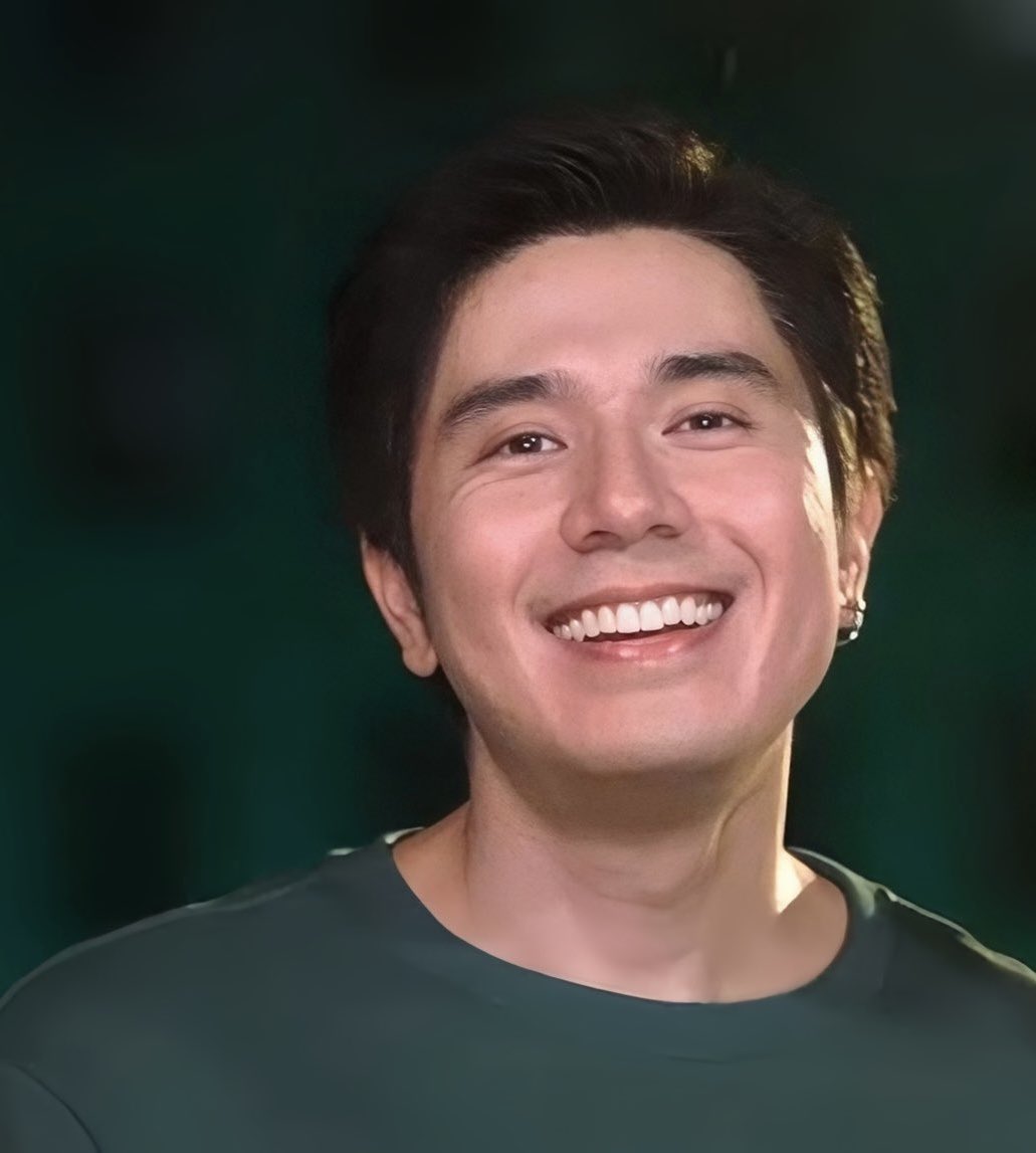 atty_kiaaa021's tweet photo. 2023 Paulo Vs. 2024 Paulo
PAULO AtKABISERA FESTNight
#MyLoveWillMakeYouDisappear
#KimPau #PauloAvelino #KimCh https://t.co/UmB85PWbWv
