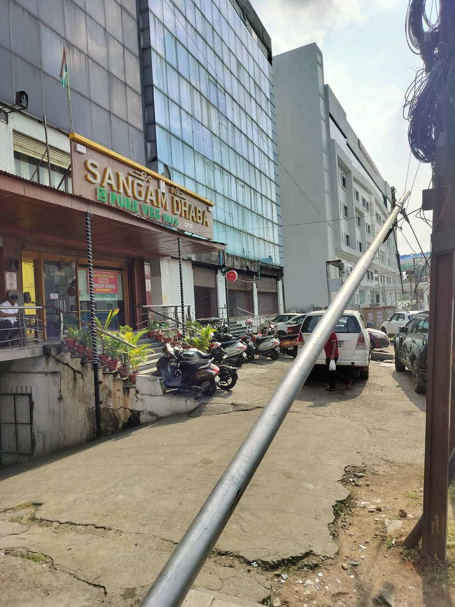tacy_29's tweet photo. @CommissionrGHMC @gadwalvijayainc This is the situation in front of Sangam Dhaba lakdikapool... please take necessary action immediately https://t.co/3mW4hMc9a0