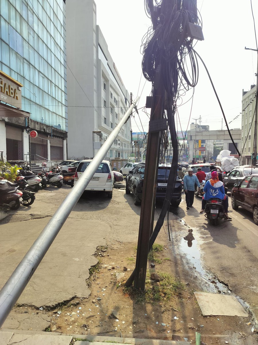 tacy_29's tweet photo. @CommissionrGHMC @gadwalvijayainc This is the situation in front of Sangam Dhaba lakdikapool... please take necessary action immediately https://t.co/3mW4hMc9a0