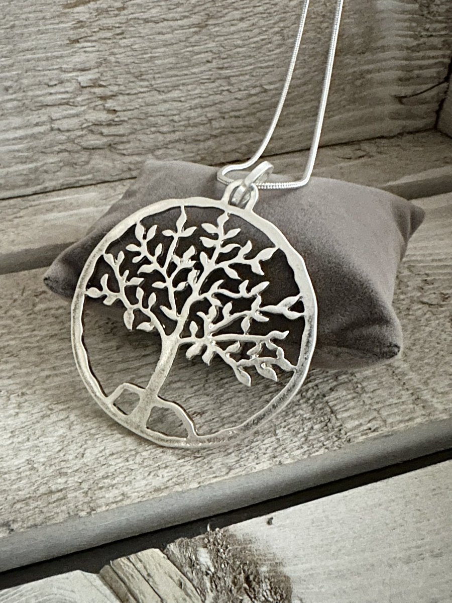Brand new in stock this past week. This Tree of Life long necklace will make a fabulous gift and really give your outfit a pop.

no14gifts.co.uk/p/tree-of-life…

Coloured Metal
Nickel Free
Lobster Clasp
38cm from Pendant to Clasp
7cm Extender