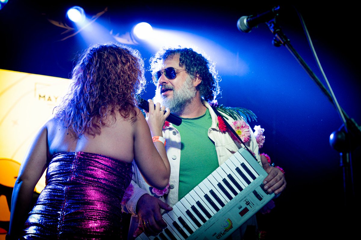 revistasoldout's tweet image. Nos pasamos un ratito por el @CroqueFest_ para divertirnos y emocionarnos con @somoskarlan, Florida y Hermosso y @GorilaFlo en una Independance llena de gente maja y croquetas riquísimas. Te lo contaremos en la Sold Out de diciembre, que por cierto, sale mañana 😜

📷 @bea11trice