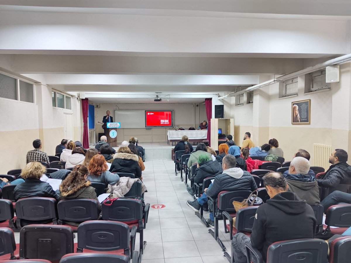 Okul Müdürümüz Tayfun SARIBEYLER Türkiye Yüzyılı Maarif Modeli ile ilgili öğretmenlerimize rehberlik ve bilgilendirme toplantısı düzenleyerek görüş alışverişinde bulundu.