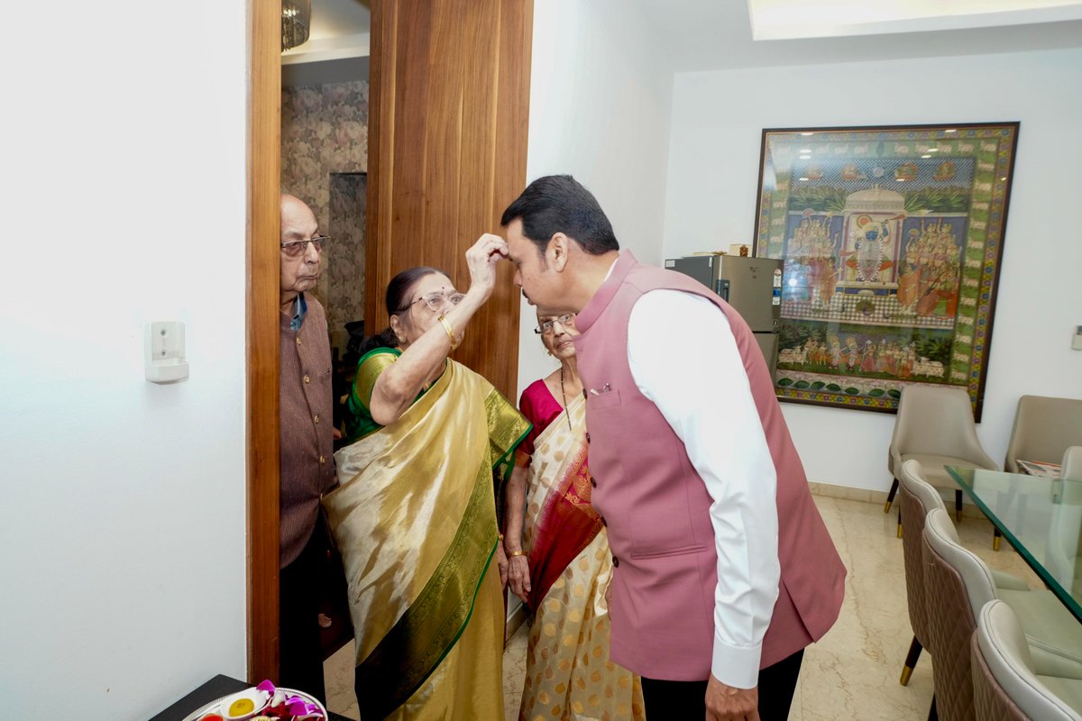 Dev_Fadnavis's tweet photo. मायेचे औक्षण!
आईच्या आशीर्वादाने नव्या पर्वाचा आरंभ...

#Maharashtra #Mumbai #OathCeremony https://t.co/oayX9xcF4a