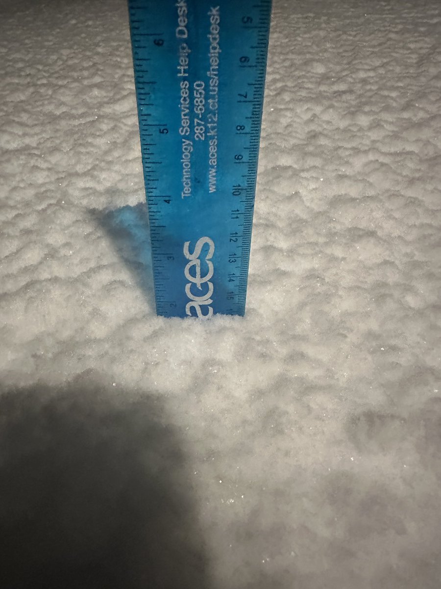 stormchaser147's tweet photo. 1.75 inches of snow on my deck this morning in Gilman, CT. @bobmaxon @NWSNewYorkNY @Eweather13 @FaxAlertWeather @ryanhanrahan https://t.co/mIthJ3gOSj