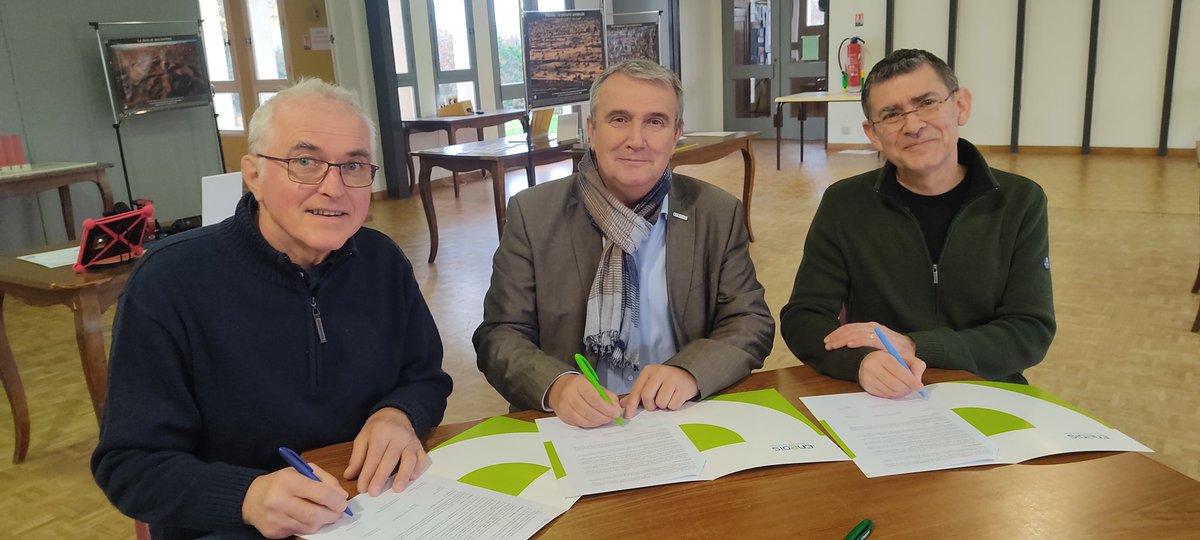 FRMJCSTS's tweet photo. ✍️ du partenariat @enedis_centre  🤝 mairie de Lignières pour soutenir la culture scientifique.
Les élèves de primaire et de collège profiterons des ateliers interactifs de l'expo ☀️L'ÉNERGIE à Plein @FrmjcC.
Ouvert vendredi soir 16h30 - 19h et samedi 14h-18h 👉 salle communale. https://t.co/yufgTaa8Mo