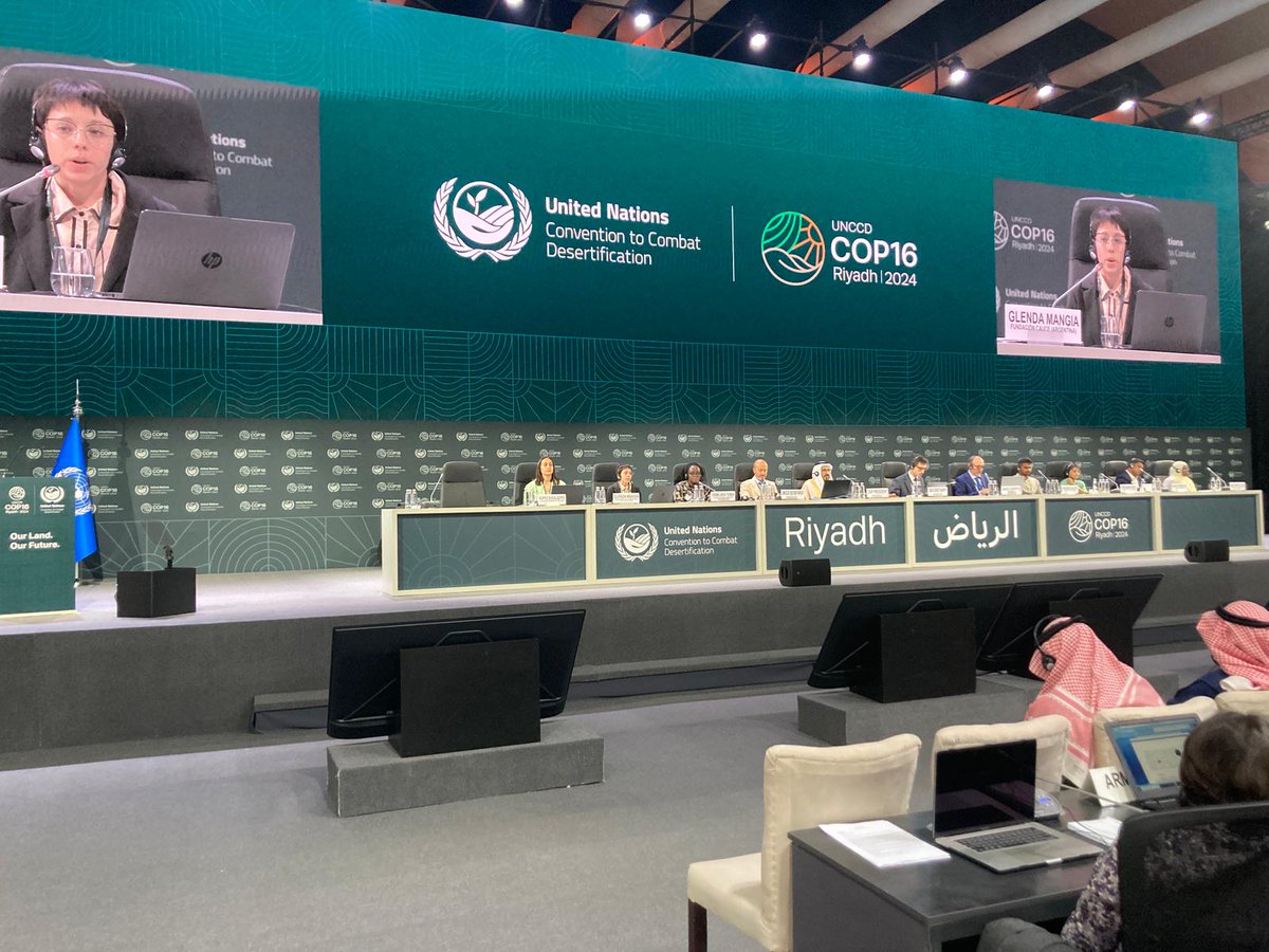 Fatiiche's tweet photo. #UNCCDCOP16 #Cop16Riyadh Open Dialogue Session on “Inclusive and sustainable agri-food systems"

Partage d'expériences des Organisations de la Société Civile accréditées à la Convention CNULD. 

Glenda Mangia, Fundacion Cauce, Argentina : ‘’J’ai testé le sang des communautés en tant que biologiste, et j’ai constaté le manque de nutriments. Ce constat était dû à la faible qualité des aliments. Les populations sont obligées de payer cher des minéraux et vitamines pour compenser les déficits. J’ai aussi constaté que les aliments sont affectés par les produits chimiques, ce qui peut perturbe les hormones car se sont des perturbateurs endocriniens. La rotation des cultures est une solution pour améliorer la qualité des sols et des aliments.’’ 

@UNCCDYouth @UNCCD  @UNCCDcso @cpsavesoil 

 #OurLandOurFuture #UNited4Land #HerLand #Sport4Land #Youth4Land #FatoumataChérif #FromConakryToRiyadh #UniteForLand
Pictures : From Paulo Pedro/Megumi Endo/Nathalie Van CSO